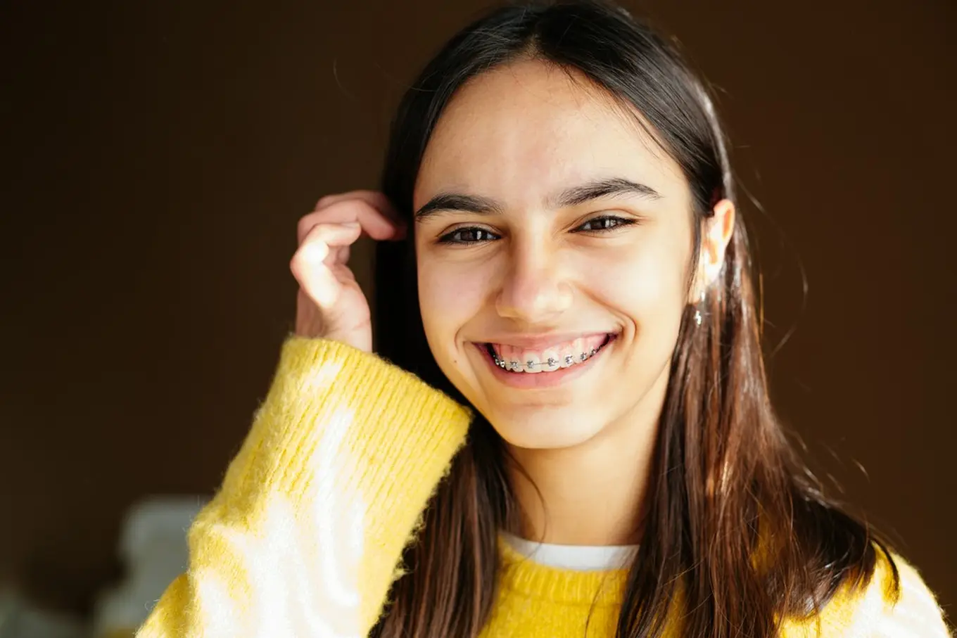 nastolatka z aparatem ortodontycznym